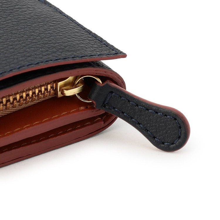 つまみやすいレザーの引き手。コバは切り目磨き仕上げです。