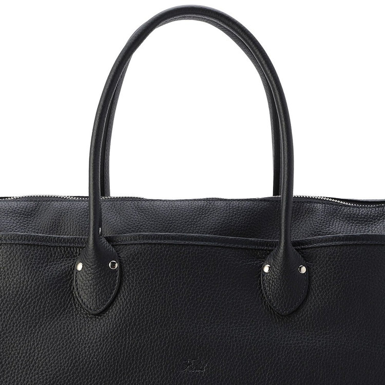 容量によって高さをつけることが可能なファスナー付き収納部