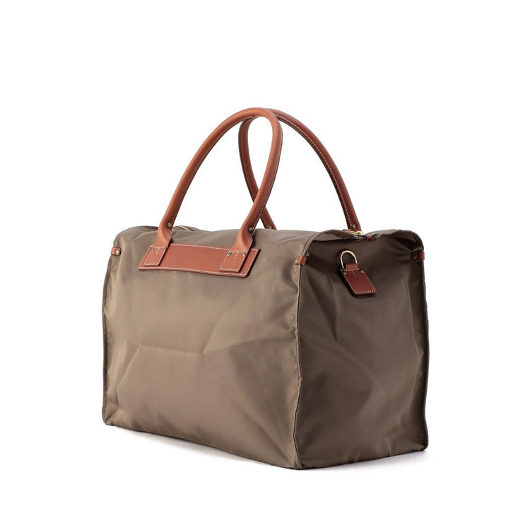 サイドにはDカンを装備。別売りストラップを取り付けて2Way使用も可能