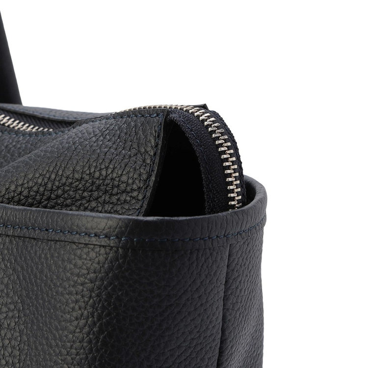 ファスナーエンドは内側に収納も可能