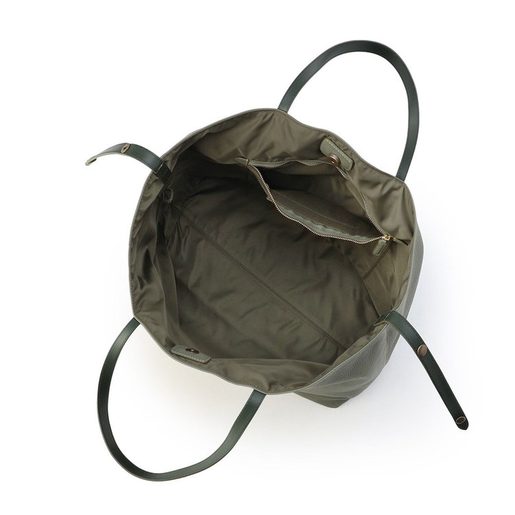 メイン室は開閉しやすいマグネットボタン式。また、シンプルで使いやすい1室タイプです。