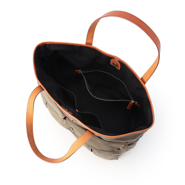 内装：マグネットボタン、ジップ付きポケット×1、フリーポケット×2