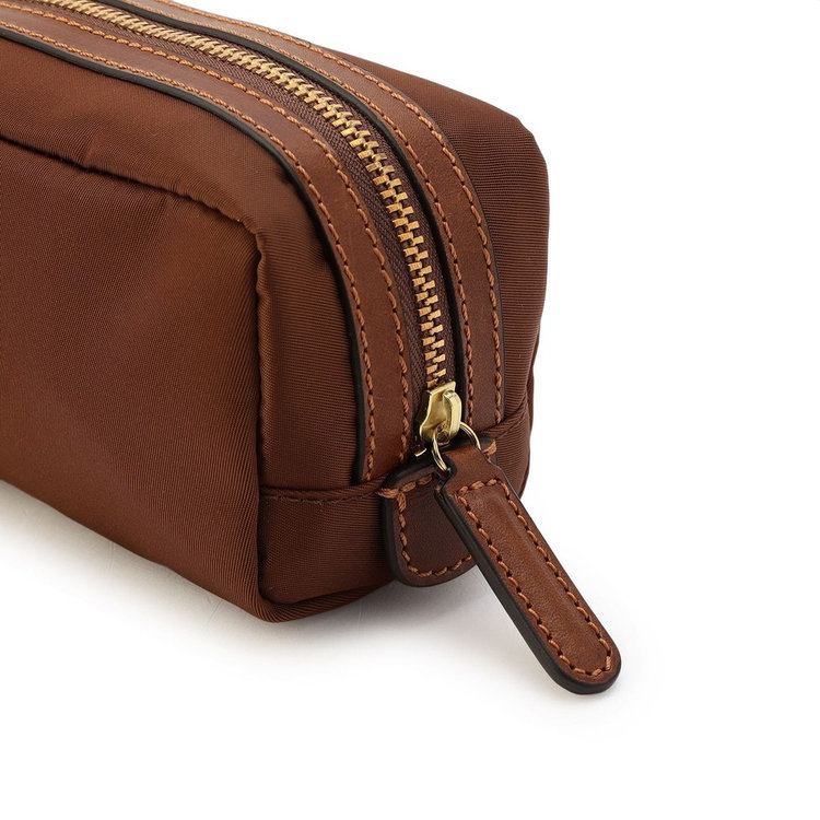 つまみやすいレザーの引き手。コバは切り目磨き仕上げです。