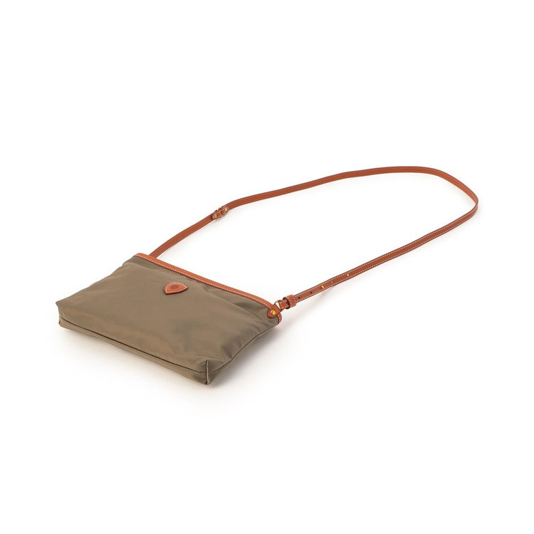 薄マチでコンパクトながら程よく広い幅を確保