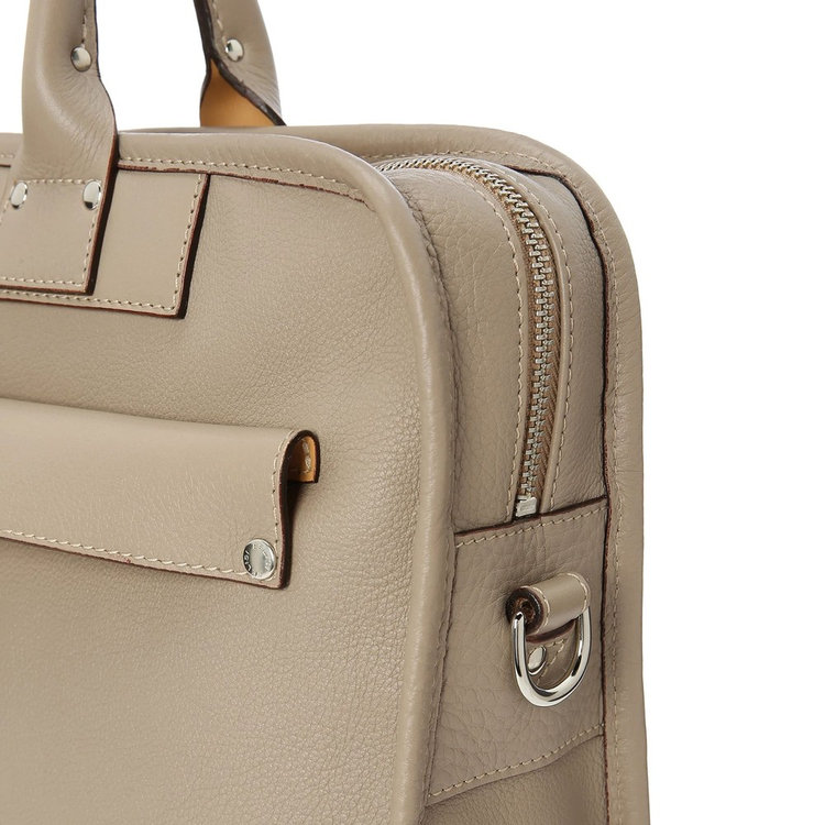 Dカンに別売りショルダーストラップを取り付け可能