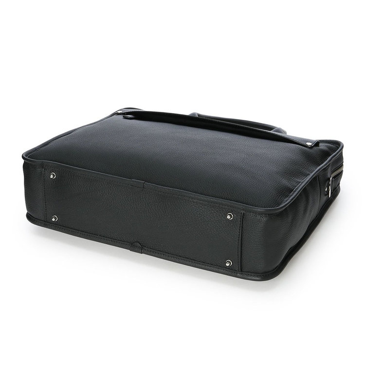 ボトムには耐久性を向上させる底鋲が付属