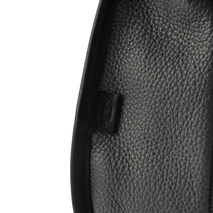 小さなレザータグを配し、デザインをよりミニマルに昇華。上質さでFelisiを物語るという匿名性をもたせています。