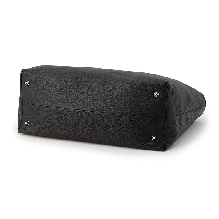 バッグ底部には底鋲、底板を備えています。