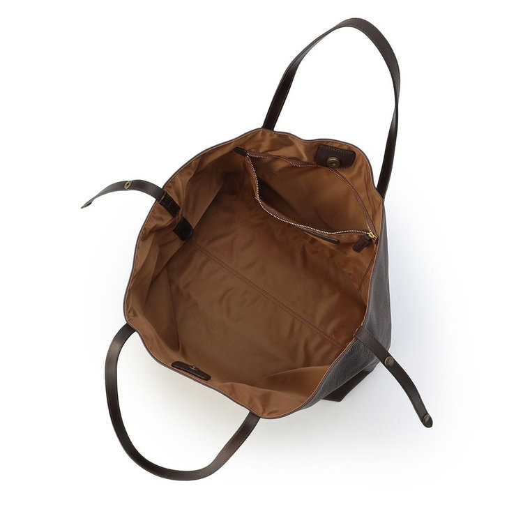 メイン室は開閉しやすいマグネットボタン式。また、シンプルで使いやすい1室タイプです。