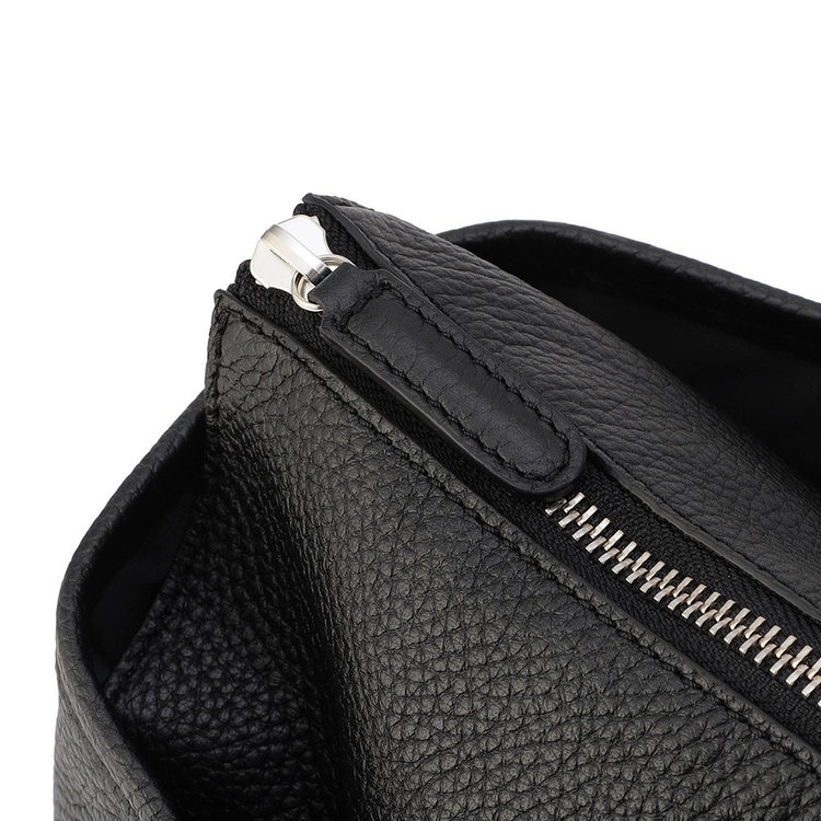 控えめな装飾感のシルバーコーティング。引き手のレザーは立体的な仕上げ