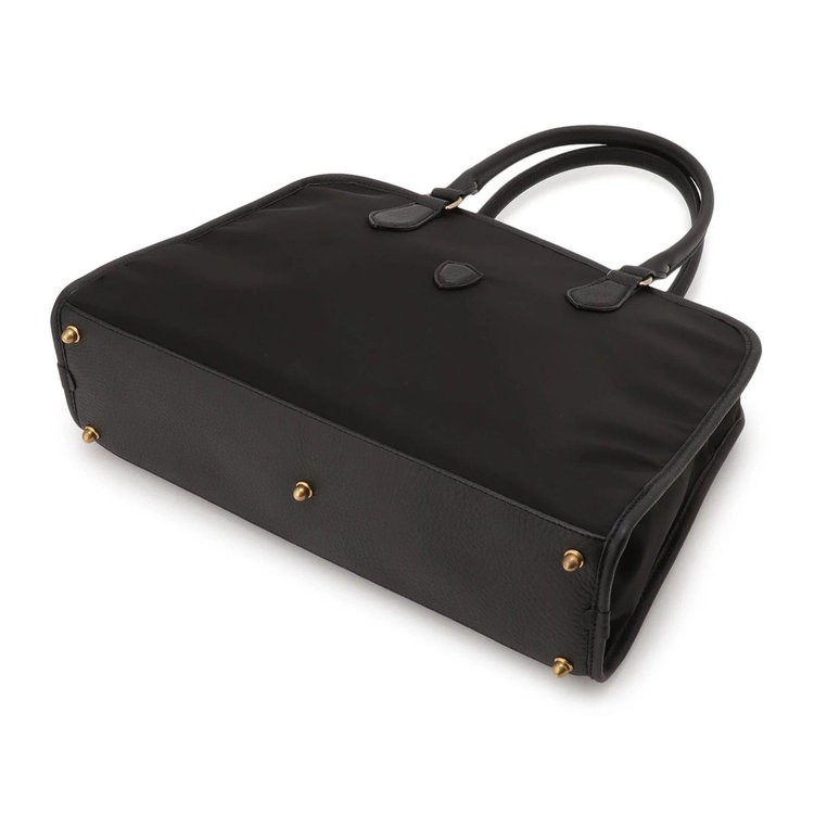 底部にはレザーと底鋲を備えています。