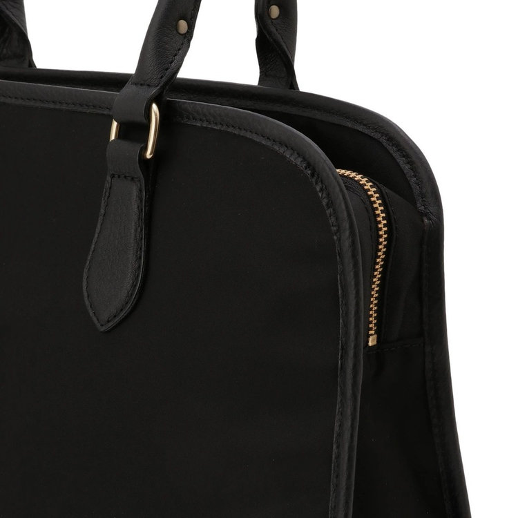 開口部のファスナーは横まで大きく開閉可能