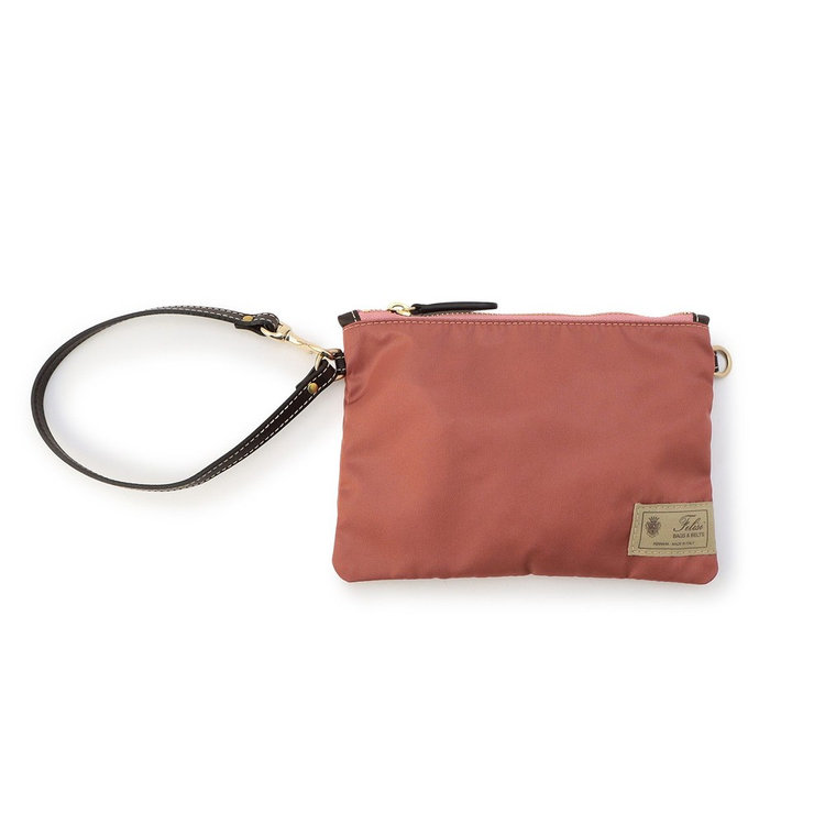 ストラップの片方は先端がフック式となっており、使い方も様々にアレンジ可能