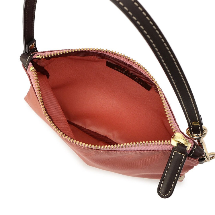 内装はシンプルな1室構造。携帯や財布、キーケースなど必需品を収めやすいサイズ感です。