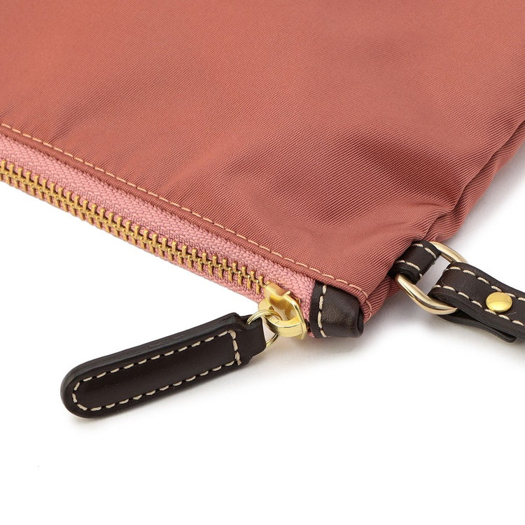 開閉しやすい大きめのジッププル