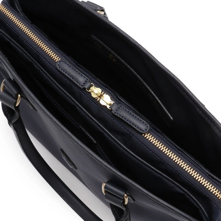 仕切り開口部はダブルファスナー仕様