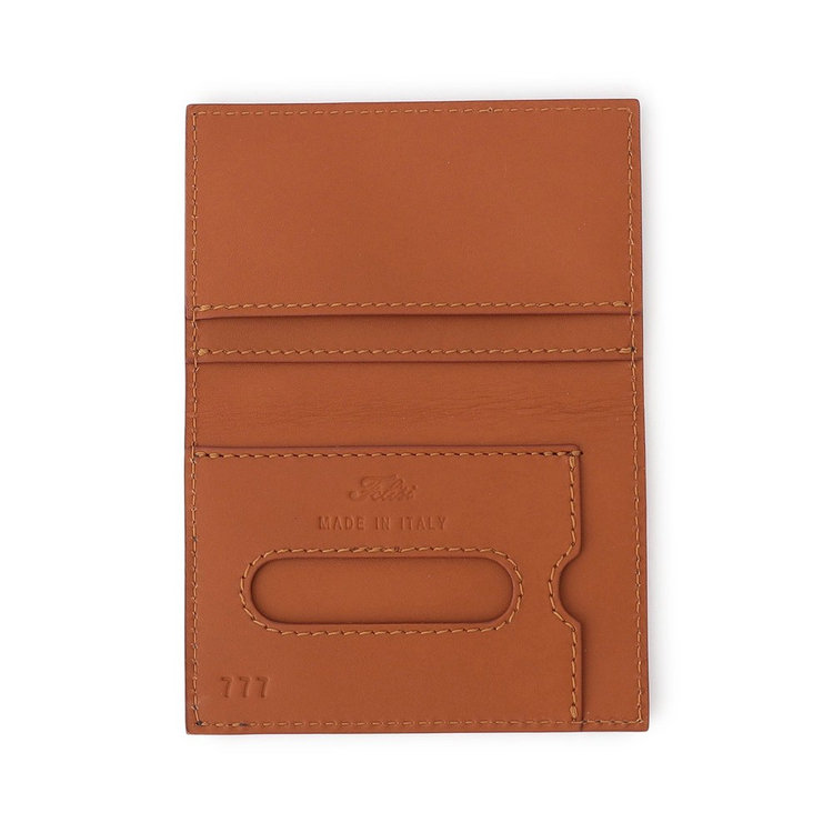 内側は本革で裏張り。見えない部分までも妥協がありません。