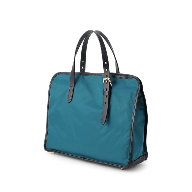 メイン室は開閉しやすいマグネットボタン式。また、両サイドにスナップボタンを配し、間口をしっかり開閉可能。