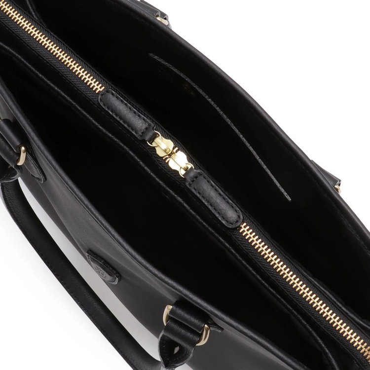 仕切り開口部はダブルファスナー仕様