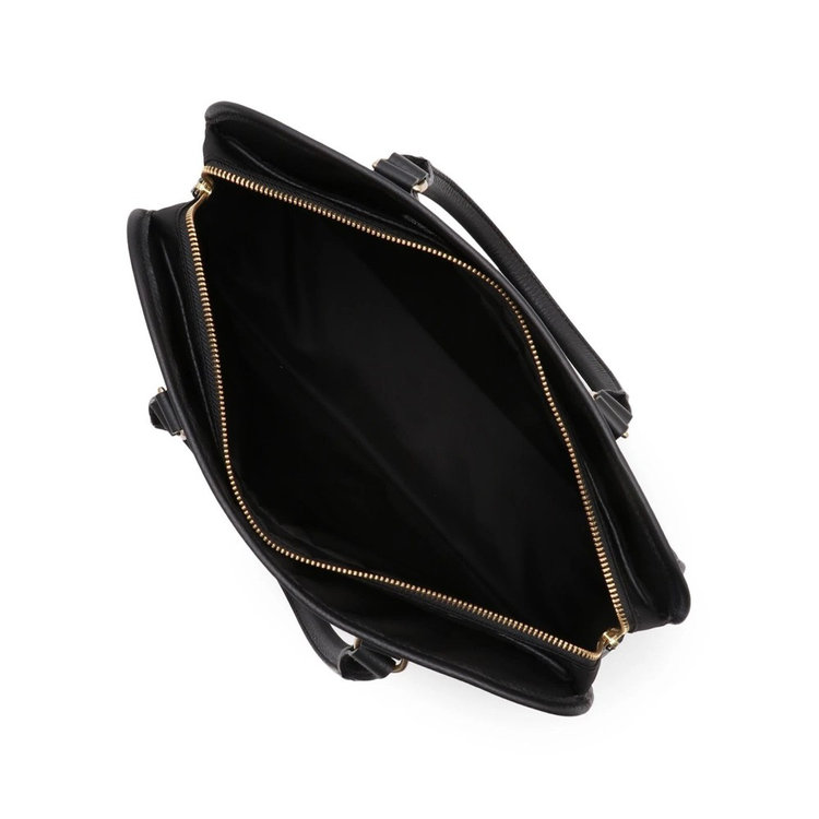 メインコンパートメントの中央にファスナー付きの仕切り1つを装備