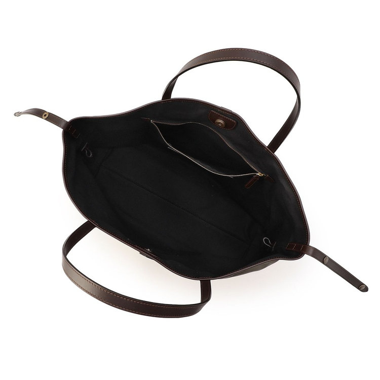 メイン室は開閉しやすいマグネットボタン式。また、シンプルで使いやすい1室タイプです。