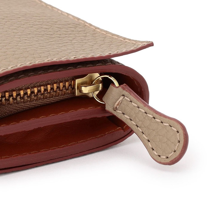 つまみやすいレザーの引き手。コバは切り目磨き仕上げです。