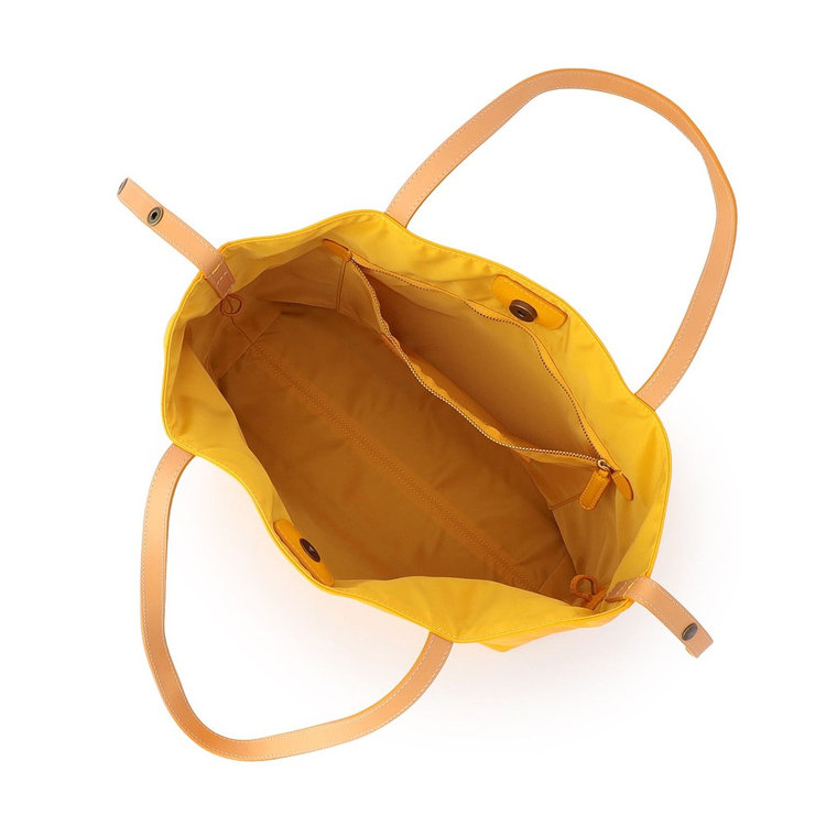 メイン室は開閉しやすいマグネットボタン式。また、シンプルで使いやすい1室タイプです。