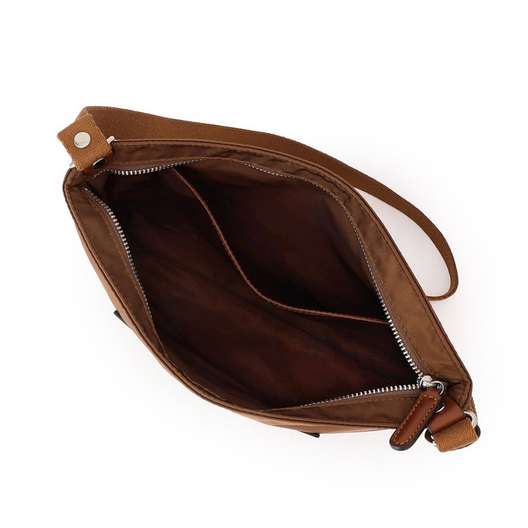 内装もイタリアンナイロン。フリーポケット×1