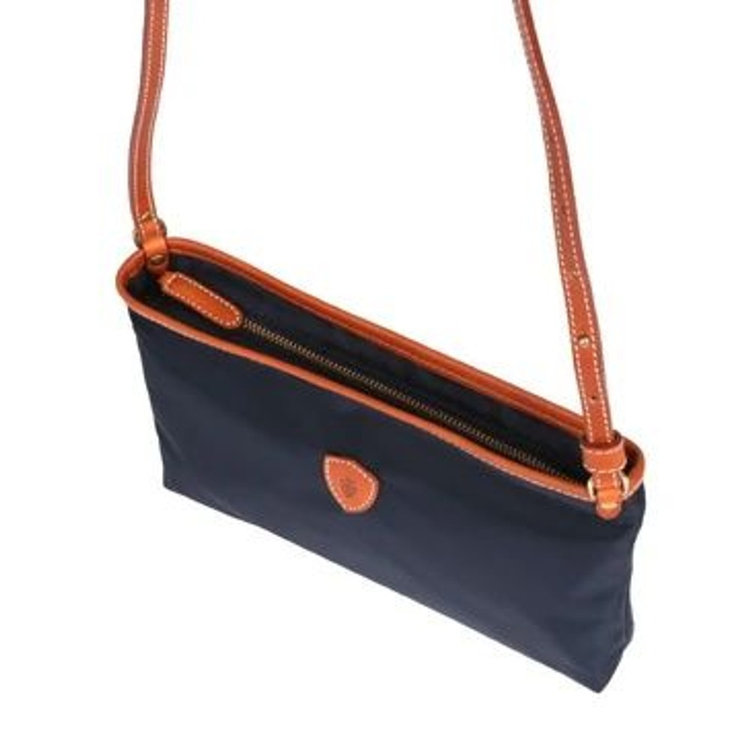 取り出し口はジップ仕様。ギボシの留め外しで長さ調節いただけます。